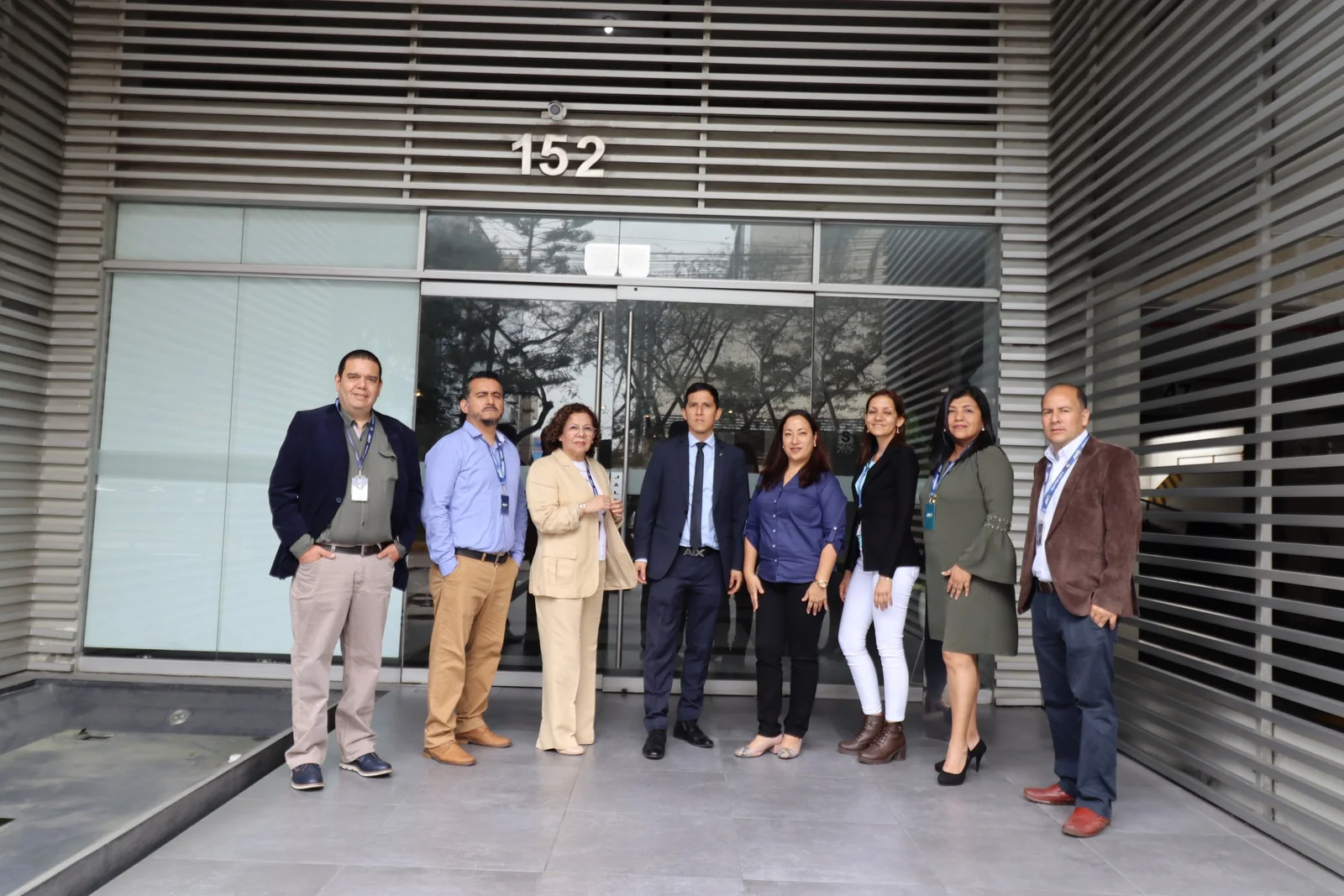 Equipo de JMO Inmobiliaria en la oficina de Av. Del Pinar 152