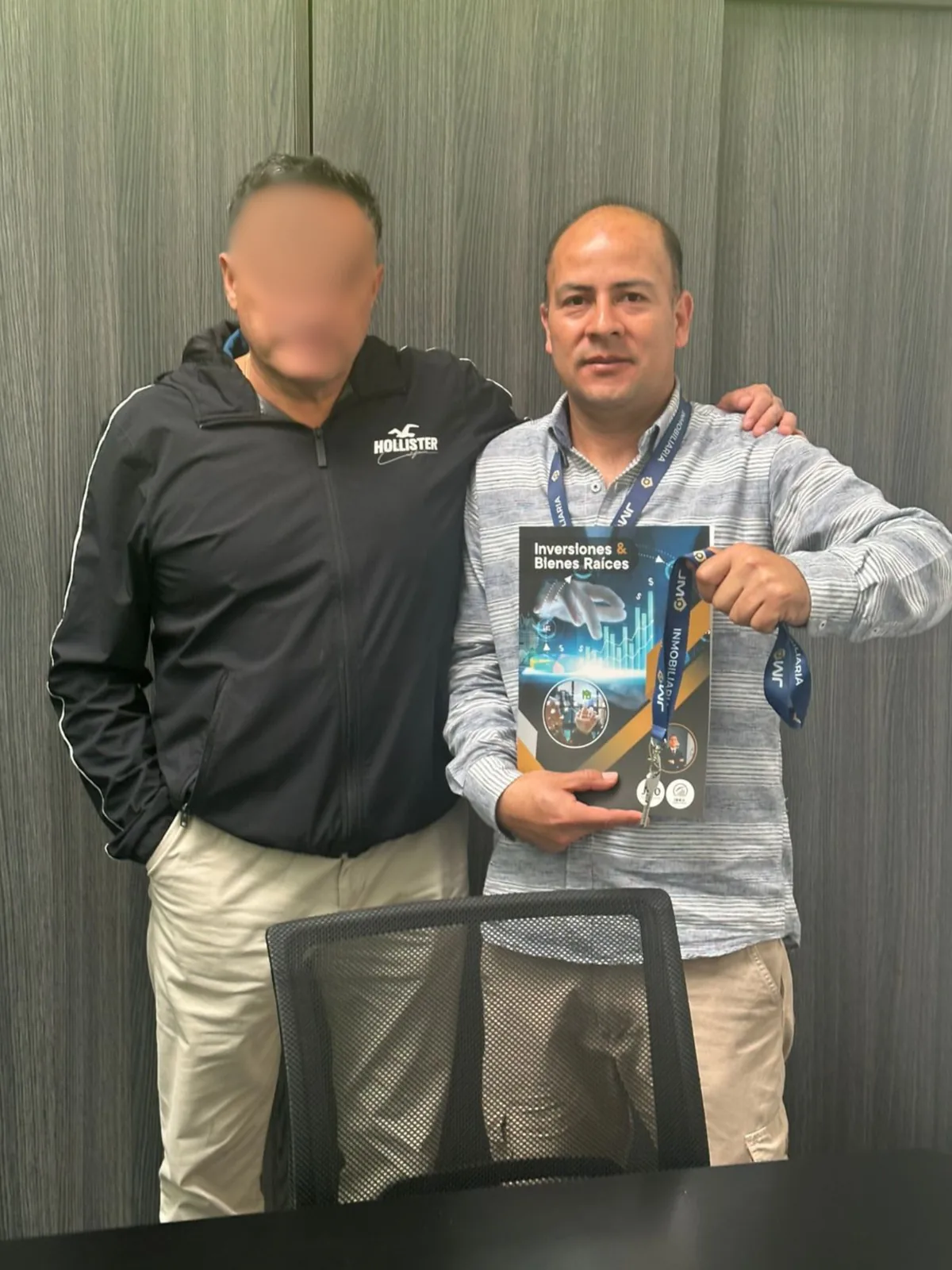Edwin Ramos entregando la carpeta de la operación al cliente