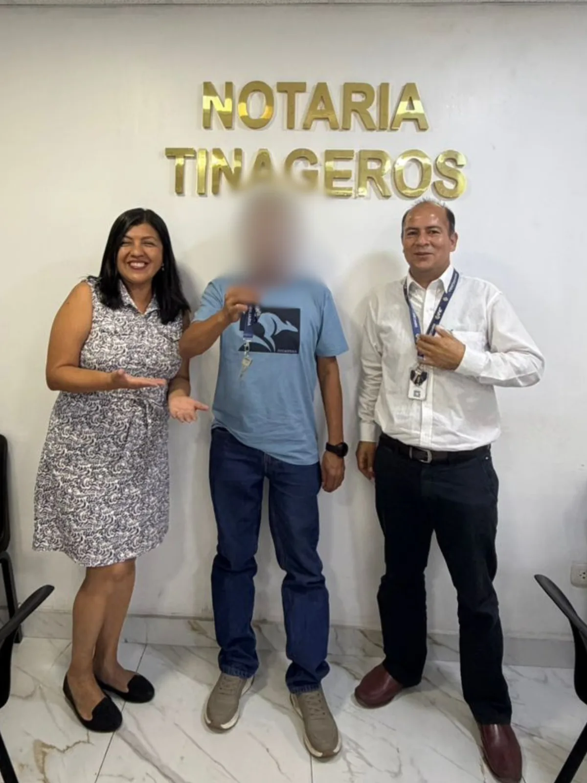 Entrega de llaves en notaría acompañada por el equipo JMO