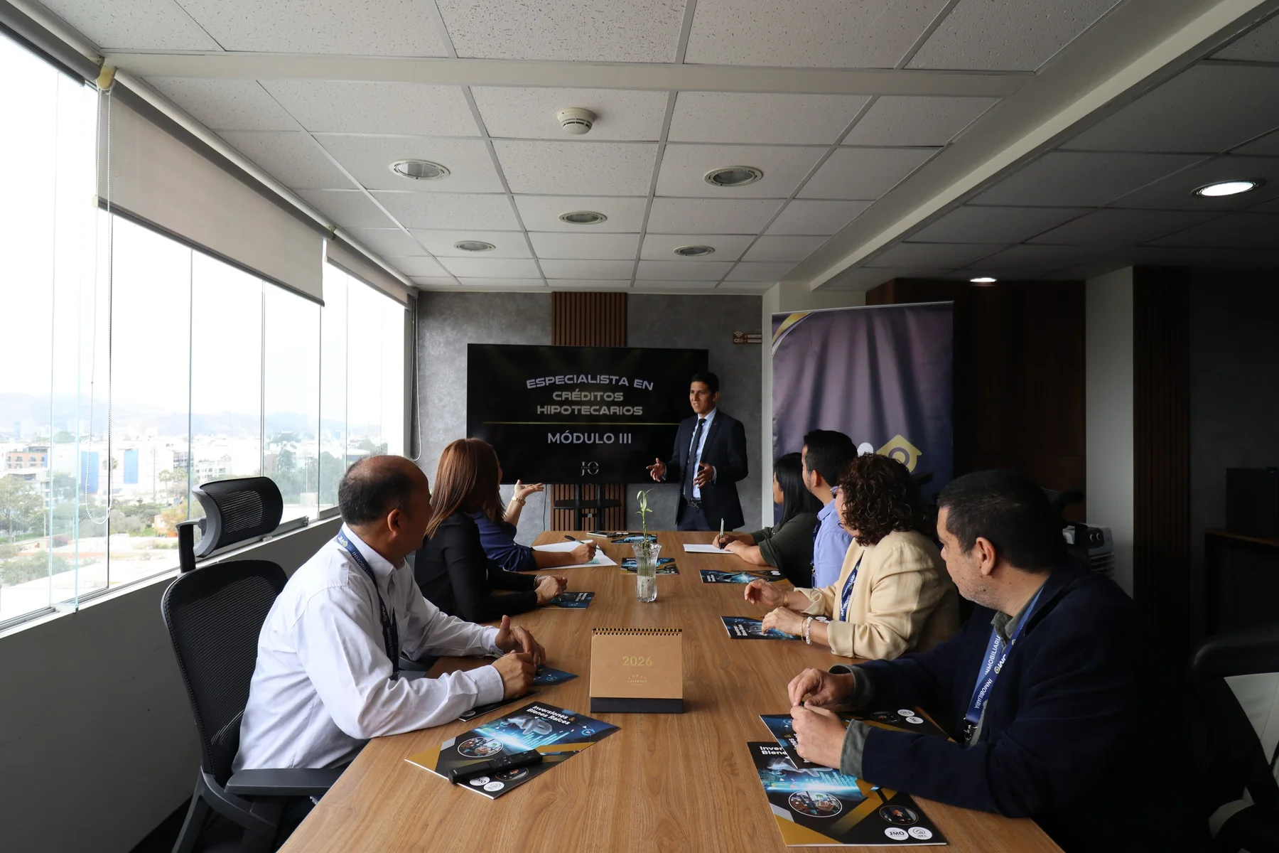 Sala de reuniones de JMO Inmobiliaria durante una sesión de trabajo