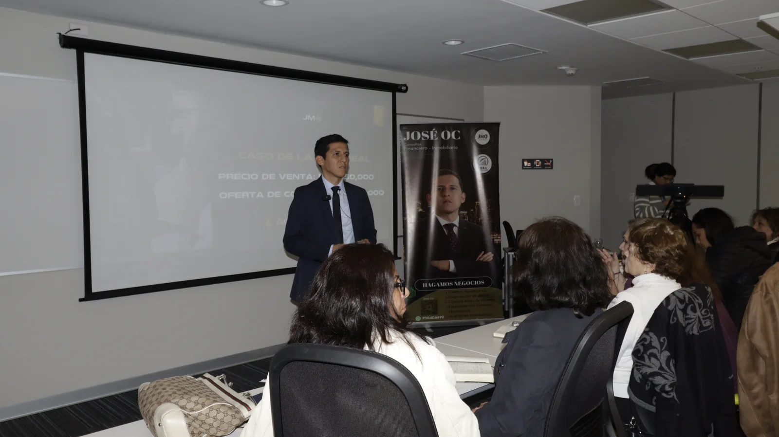 José Oc exponiendo un caso real durante el taller de créditos hipotecarios