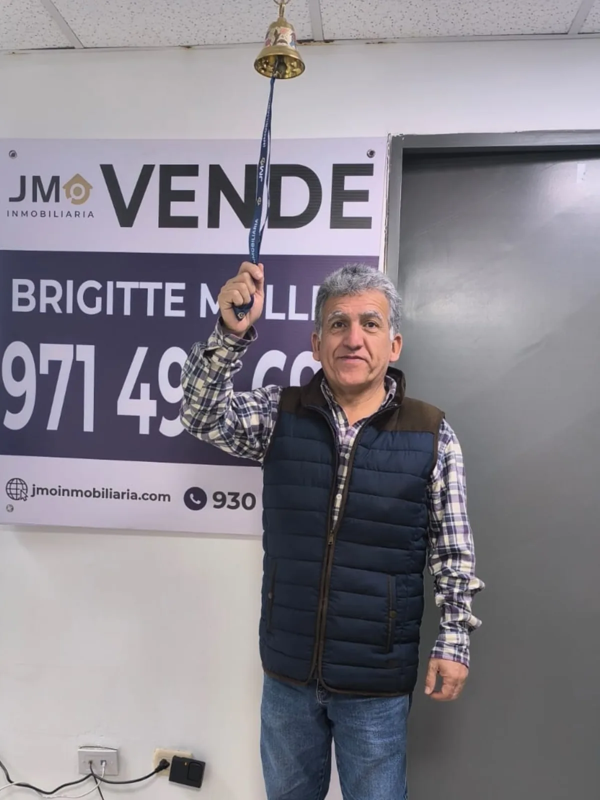 Luis Silva toca la campana tras concretar una venta