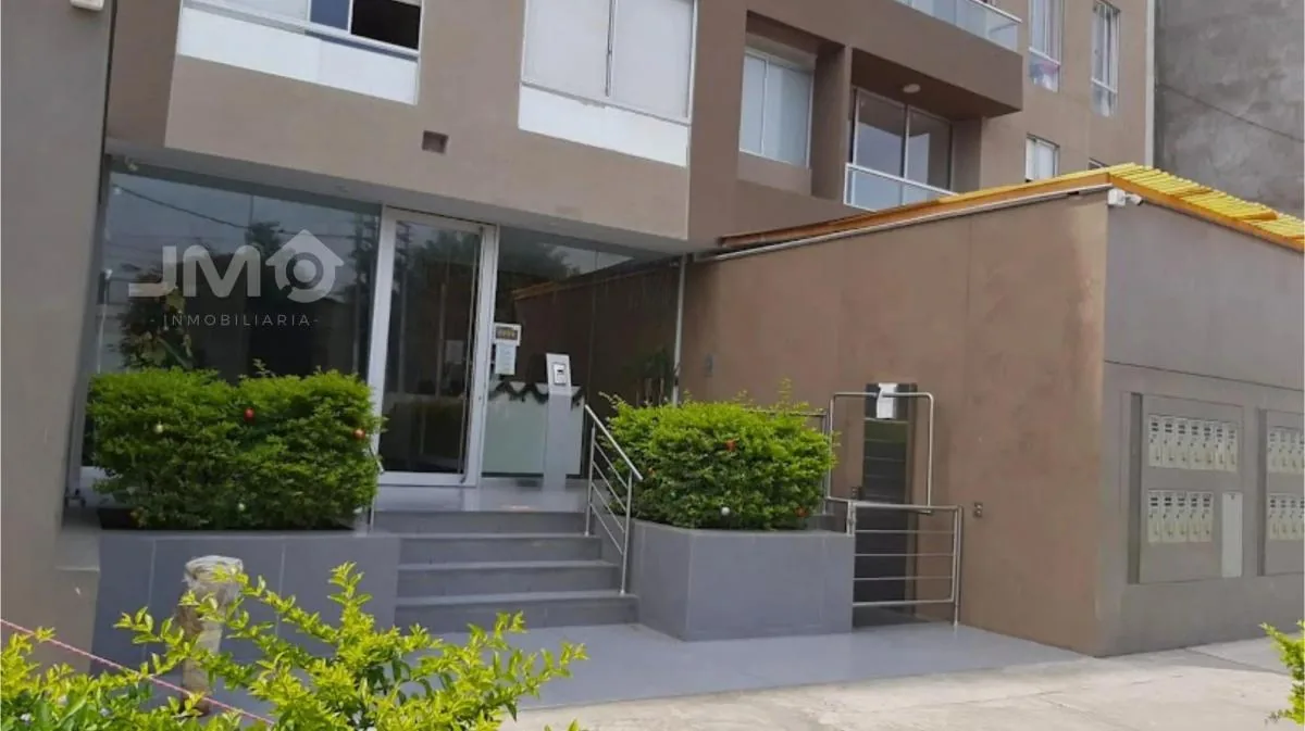 Ingreso del edificio en La Campiña, Chorrillos