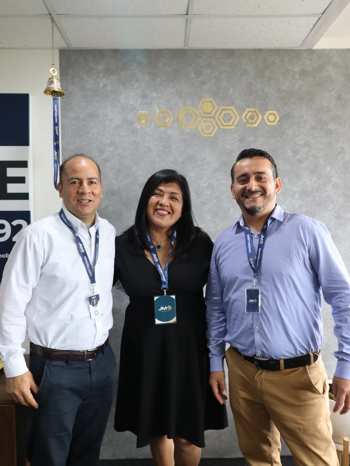 Luis Castañeda con Lidia Guardamino y Edwin Ramos en la oficina de JMO Inmobiliaria