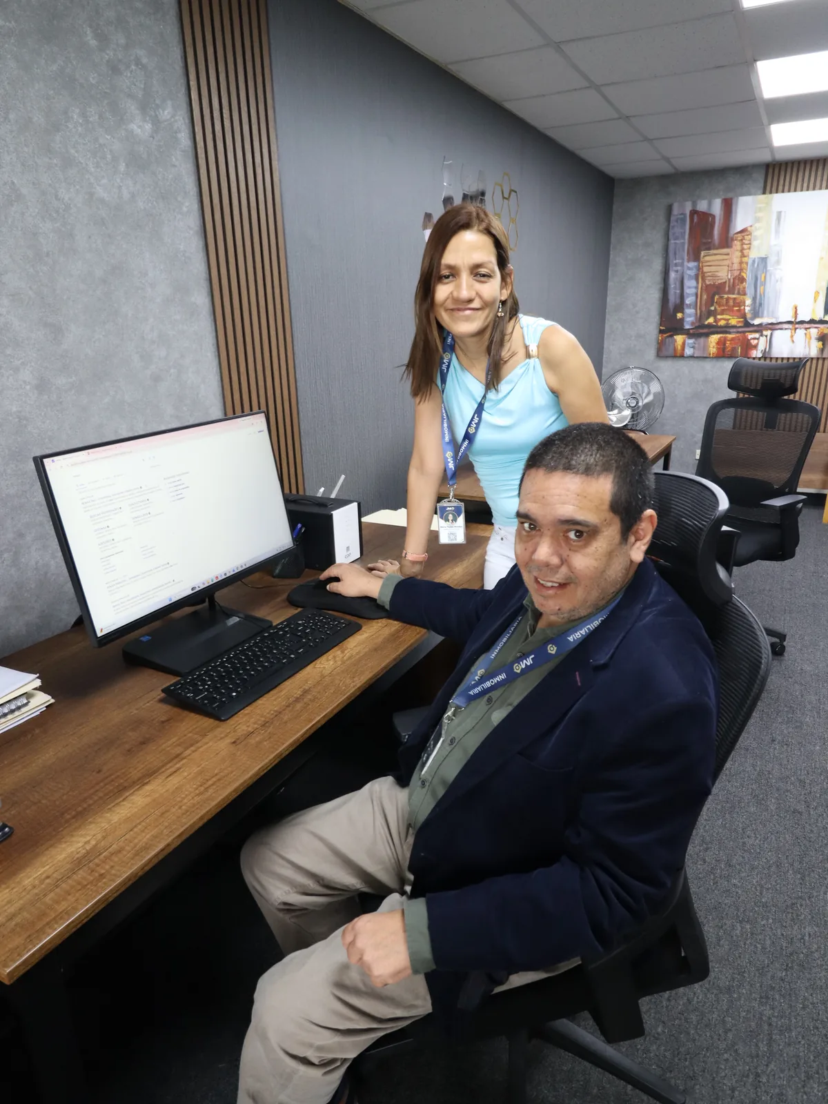 Efraín Ortiz y María Rondón revisando leads en la oficina de JMO