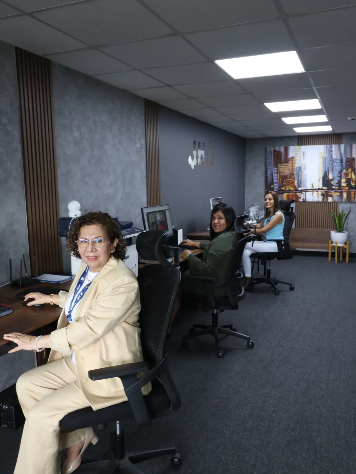 Clara Cairampoma en la oficina de JMO Inmobiliaria, con Lidia Guardamino y María Rondón