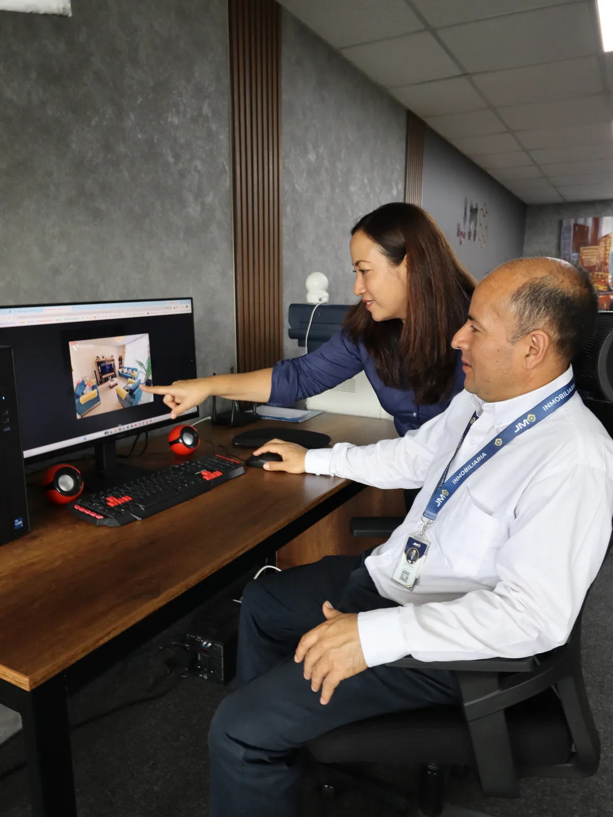 Lissety Bravo revisando una publicación con Edwin Ramos en la oficina de JMO