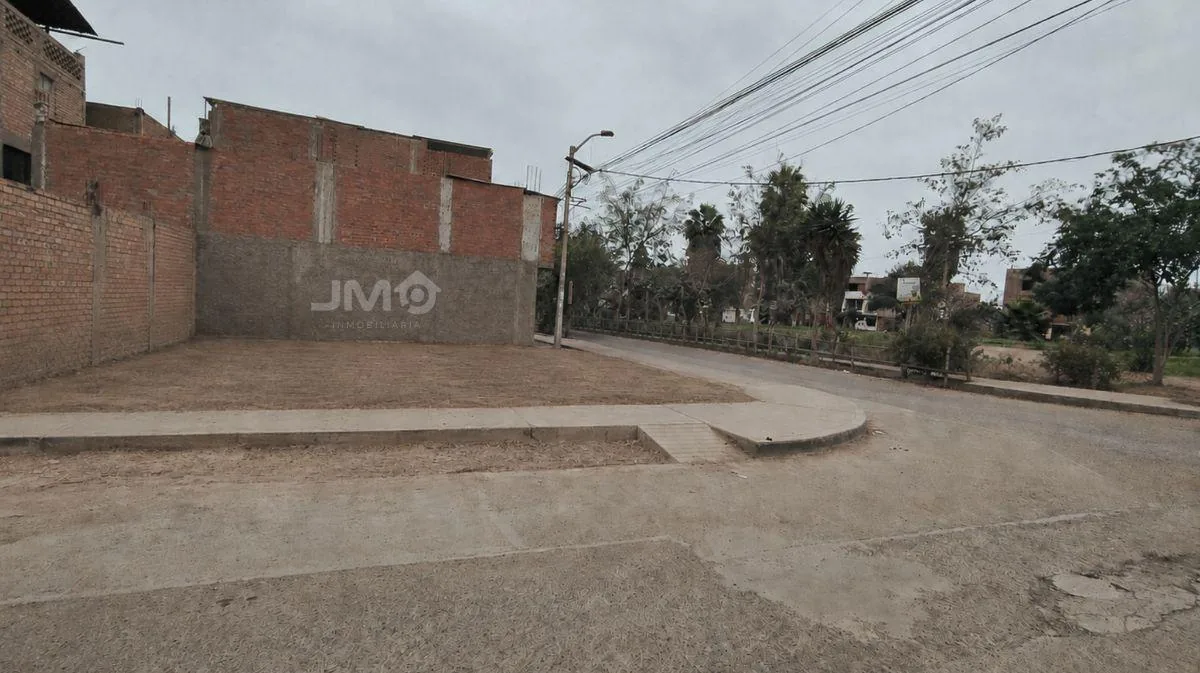 Terreno en esquina en Carabayllo, frente a un parque