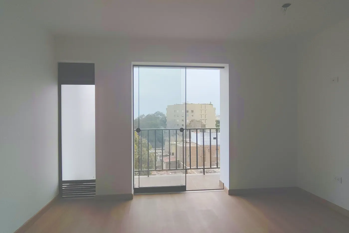 Sala con balcón del departamento 602