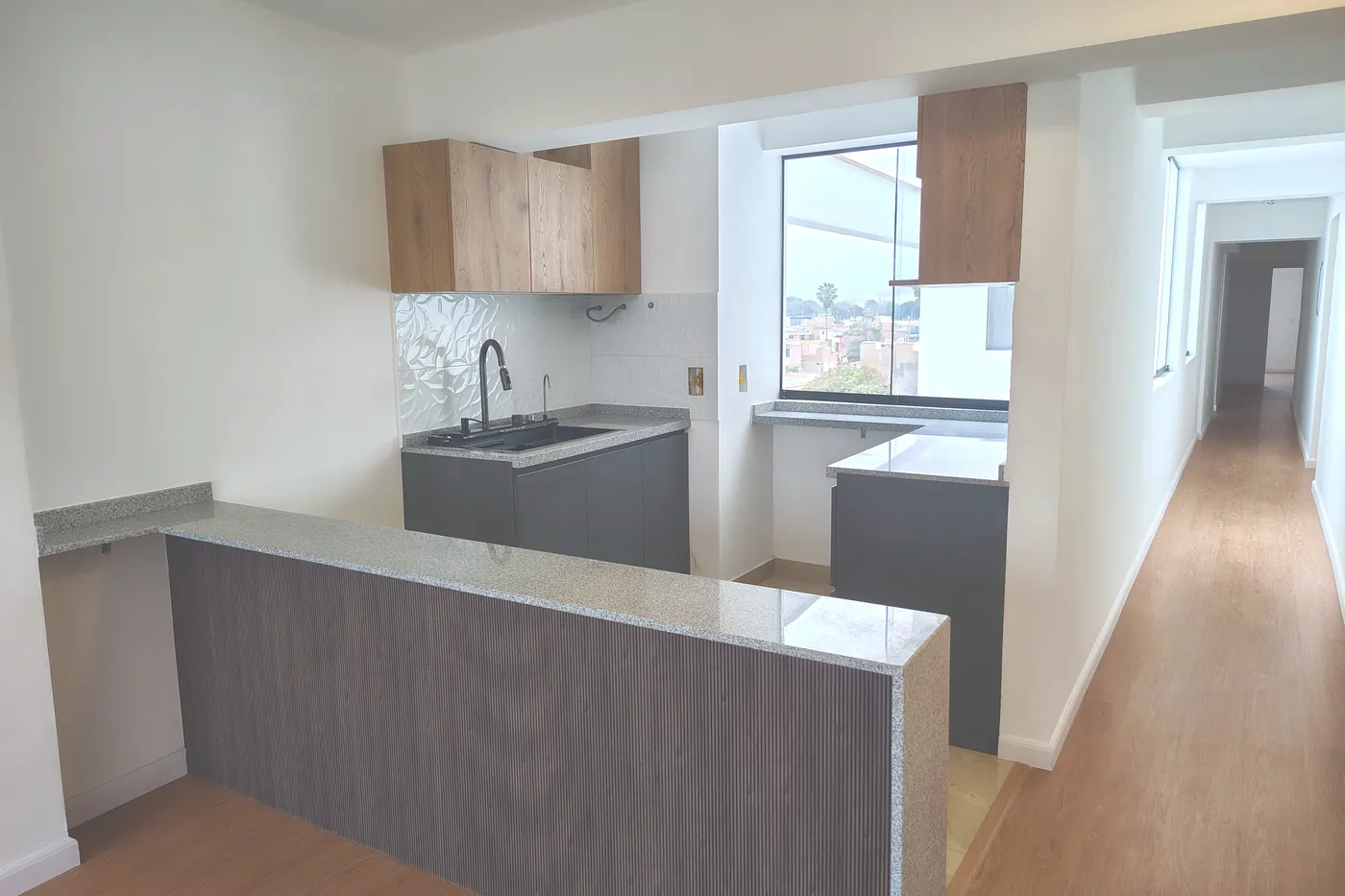 Cocina con barra del departamento 603