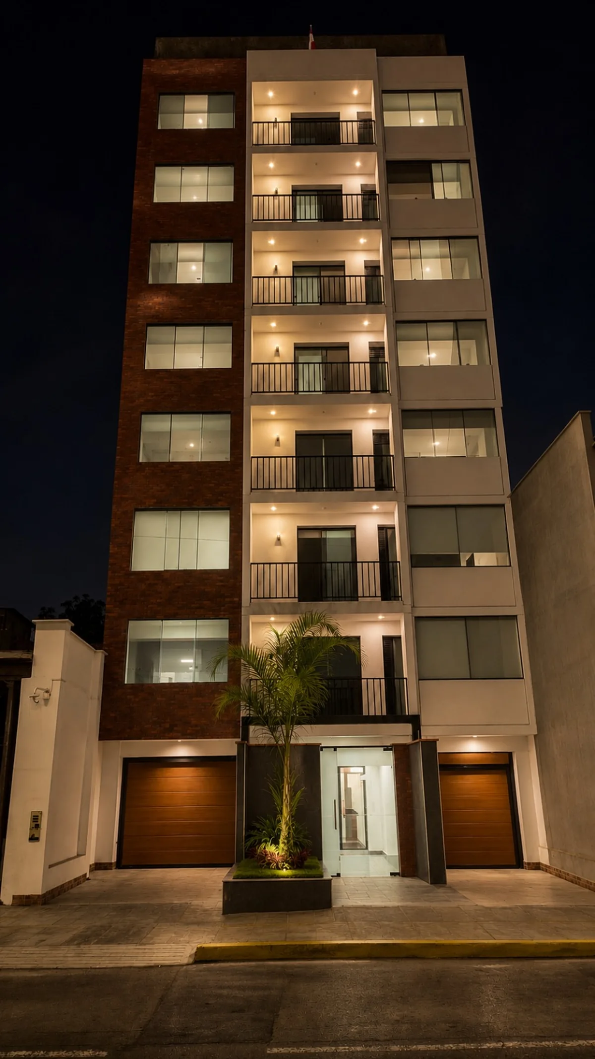 Fachada de noche del edificio en Av. José Olaya, Chorrillos